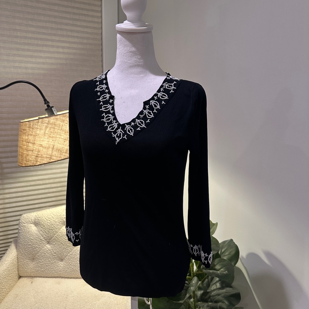 HANNAH JONES Black V-Neck Blouse w/ White Detail-Size M